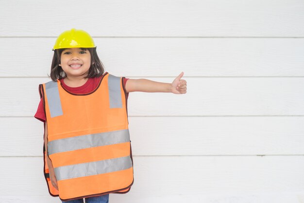 Ragazza asiatica del bambino che indossa camicie riflettenti e un cappello giallo. Per apprendere e favorire lo sviluppo,