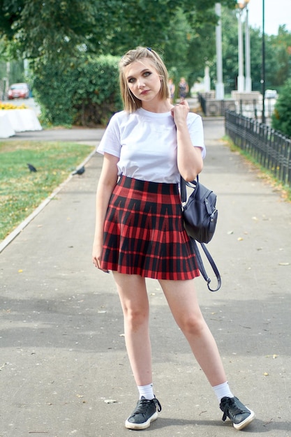 Ragazza asiatica del liceo a passeggiata