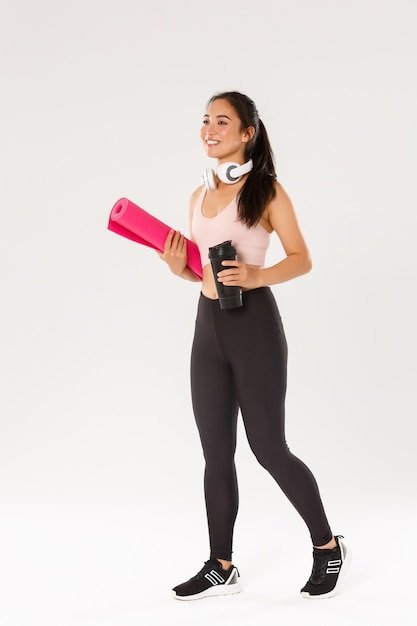 Ragazza asiatica di forma fisica in posa activewear