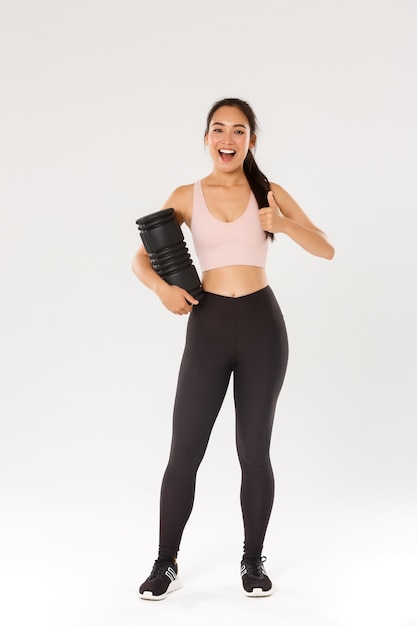 Ragazza asiatica di forma fisica in posa activewear