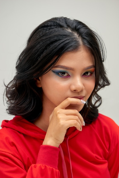 Ragazza asiatica di trucco in grigio