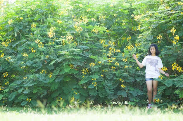 ragazza asiatica e fiore giallo.