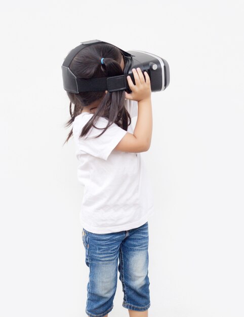 ragazza asiatica gioca scatola VR