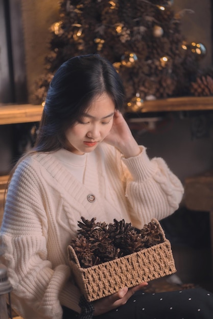 Ragazza asiatica in maglione bianco