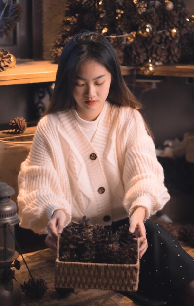 Ragazza asiatica in maglione bianco