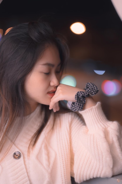 Ragazza asiatica in maglione bianco