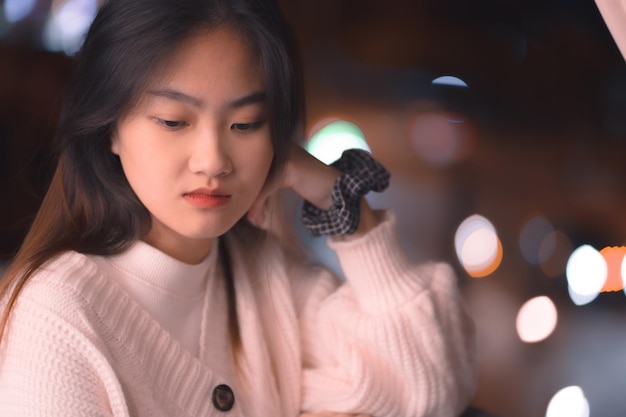 Ragazza asiatica in maglione bianco