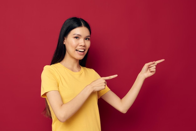 Ragazza asiatica in posa su uno sfondo colorato diverse emozioni