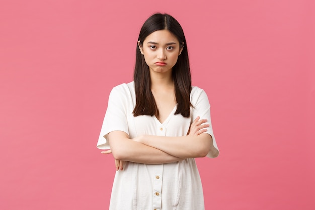 Ragazza asiatica in un vestito bianco in posa