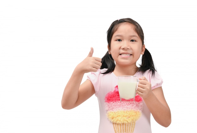 Ragazza asiatica sveglia che beve latte fresco isolato