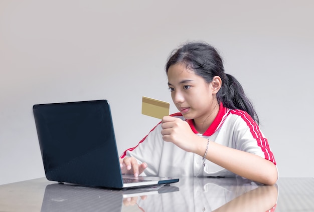 ragazza asiatica usa il computer per commentare