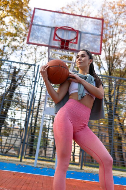 Ragazza atletica con una palla da basket