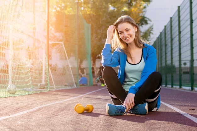 ragazza atletica su un tapis roulant in abiti sportivi