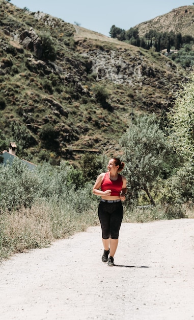 Ragazza attiva che funziona alla montagna, modo rurale