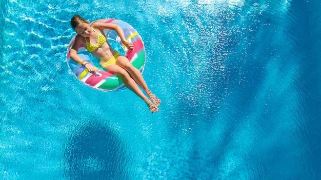 Ragazza attiva in piscina