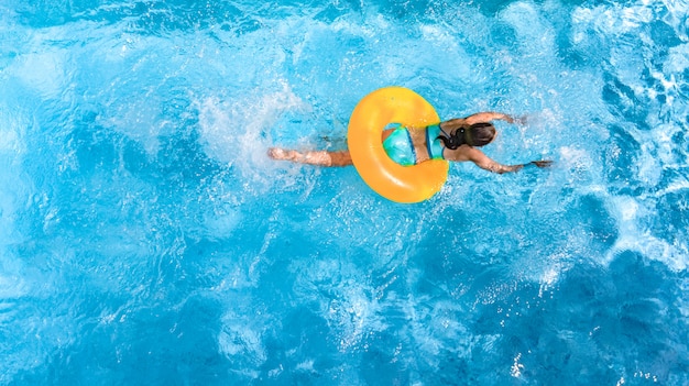 Ragazza attiva in piscina