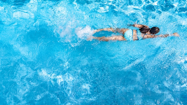 Ragazza attiva in piscina