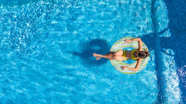 Ragazza attiva nella vista aerea della piscina dall'alto,