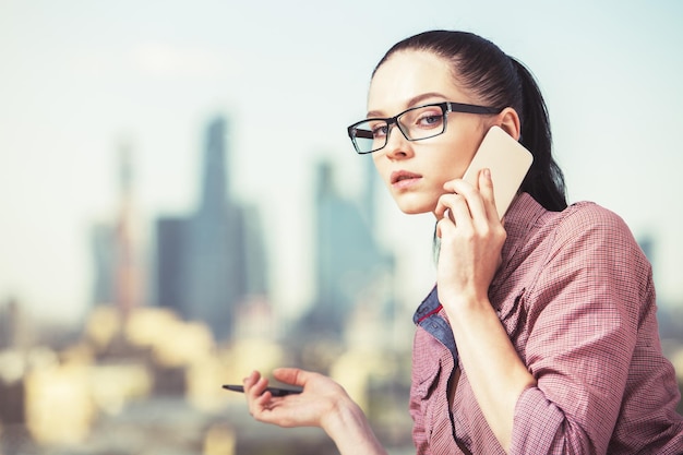 Ragazza attraente al telefono