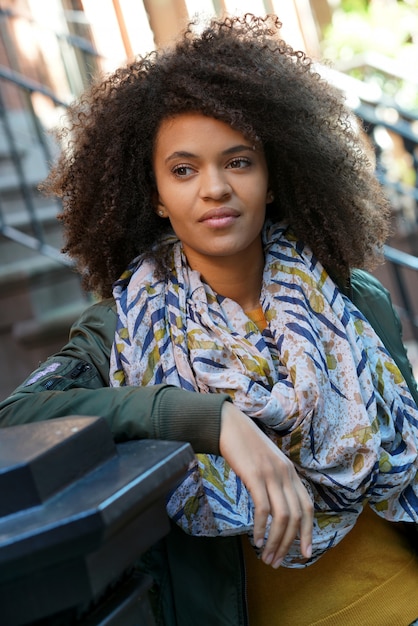 Ragazza attraente che sta in via di New York