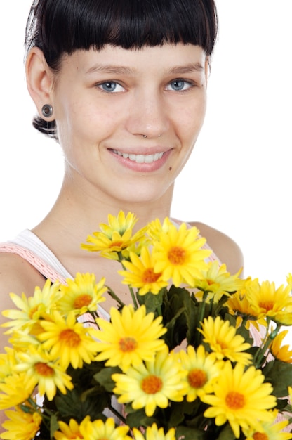 Ragazza attraente con fiori su sfondo bianco