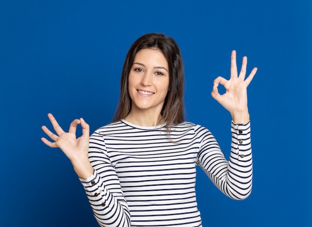 Ragazza attraente del brunette in studio