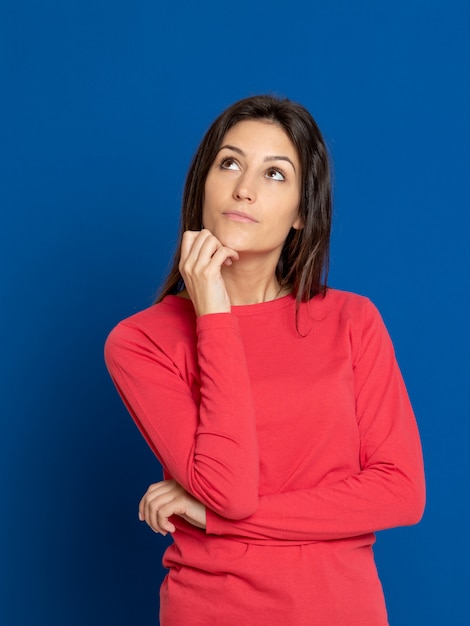 Ragazza attraente del brunette in studio