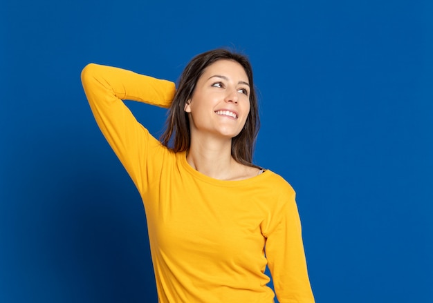 Ragazza attraente del brunette in studio