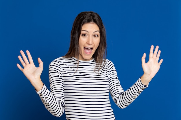 Ragazza attraente del brunette in studio