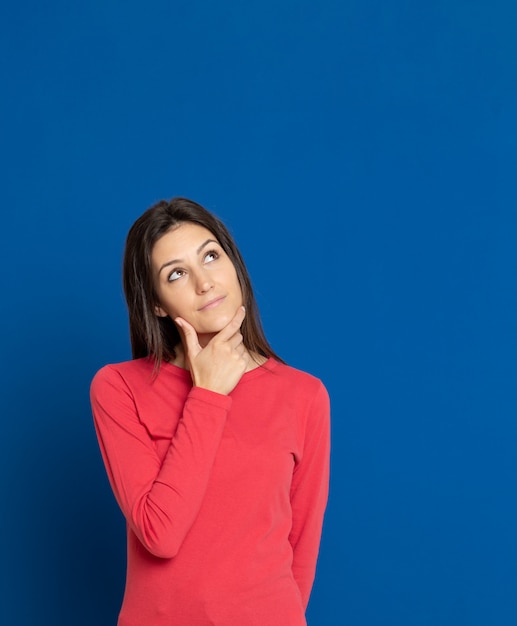 Ragazza attraente del brunette in studio