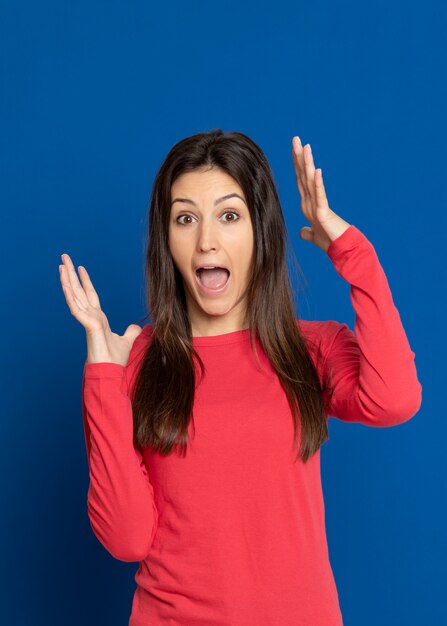 Ragazza attraente del brunette in studio