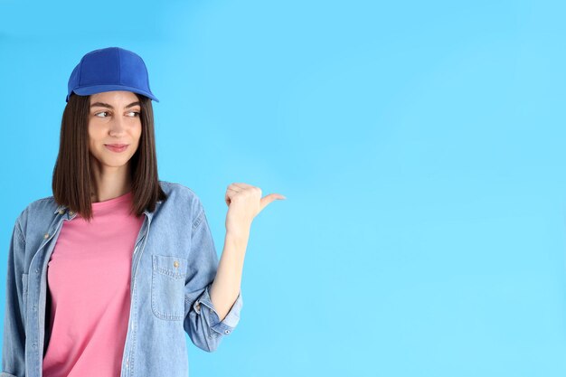 Ragazza attraente in berretto su sfondo blu