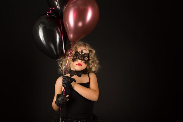 Ragazza attraente in costume di halloween