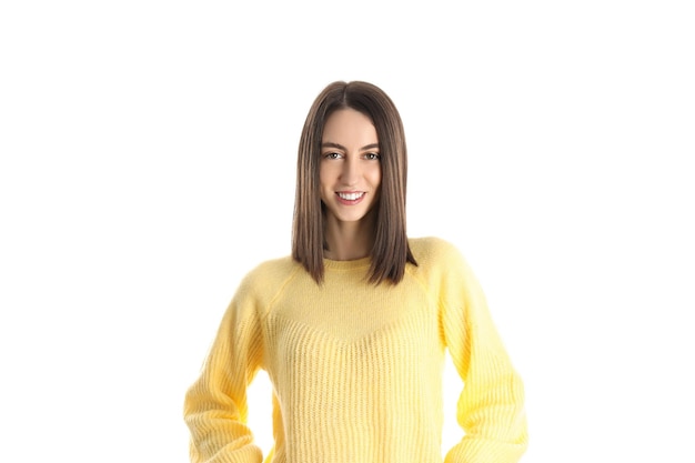 Ragazza attraente in maglione giallo isolato su sfondo bianco