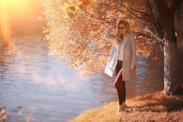 ragazza autunnale / ritratto di una ragazza in un parco cittadino autunnale, cammina ritratto femminile felice fine settimana