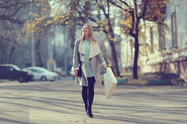 Ragazza autunno a piedi attraverso Mosca