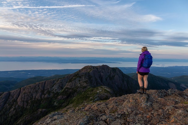 Ragazza avventurosa che fa un'escursione il sentiero nel paesaggio montano canadese