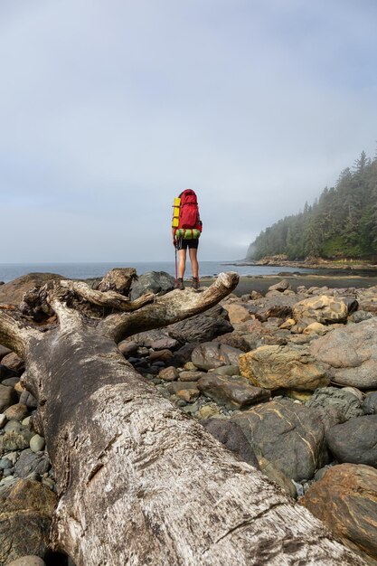 Ragazza avventurosa escursionismo Juan de Fuca Trail a Bear Beach sulla costa dell'Oceano Pacifico