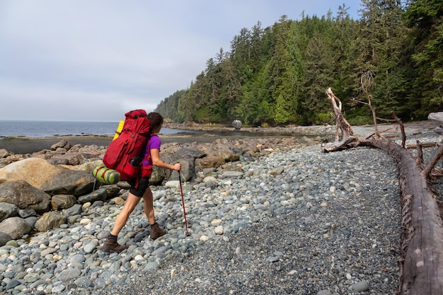 Ragazza avventurosa escursionismo Juan de Fuca Trail a Bear Beach sulla costa dell'Oceano Pacifico