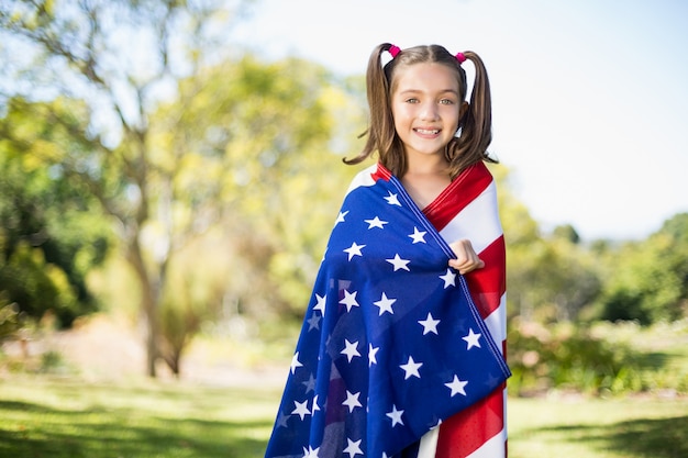 Ragazza avvolta in bandiera americana