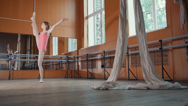 Ragazza ballerina formazione nella stanza degli specchi - abito rosa, grandangolo