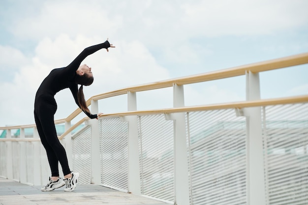 Ragazza ballerina urbana che si esibisce all'aperto