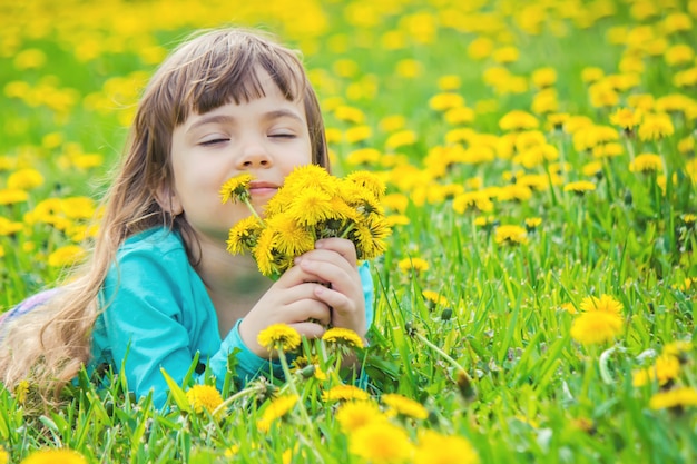 Ragazza, bambino, giochi di fiori in primavera.