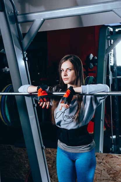 Ragazza bella fitness in palestra