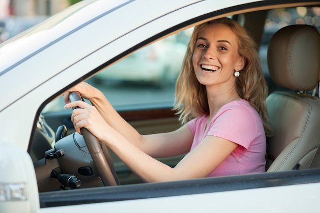 Ragazza bionda alla guida