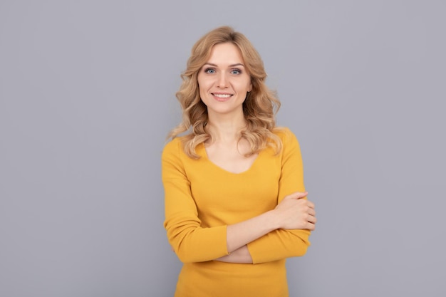 ragazza bionda allegra di bellezza con capelli ricci, pelle liscia.