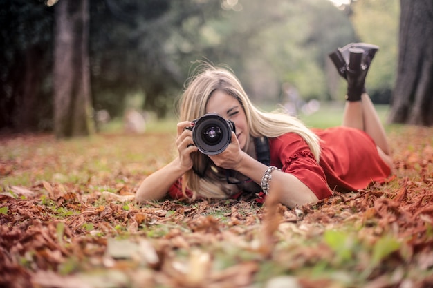 Ragazza bionda che cattura maschera