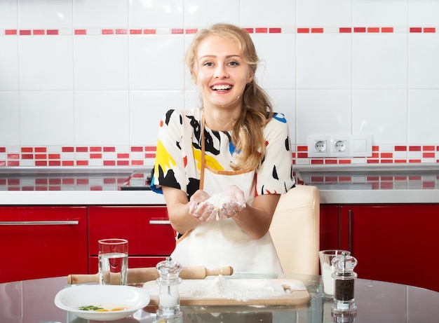 Ragazza bionda che fa la pasta