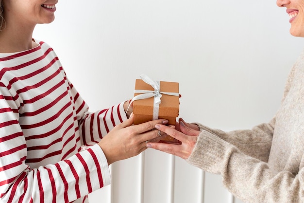 Ragazza bionda che fa un regalo di Natale alla sua amica