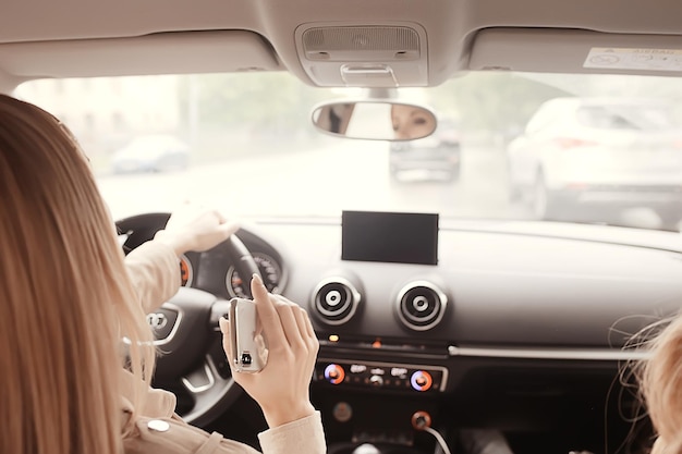 ragazza bionda che guida / bella bionda autista, concetto di viaggio estivo. Giovane ragazza adulta alla guida di un'auto